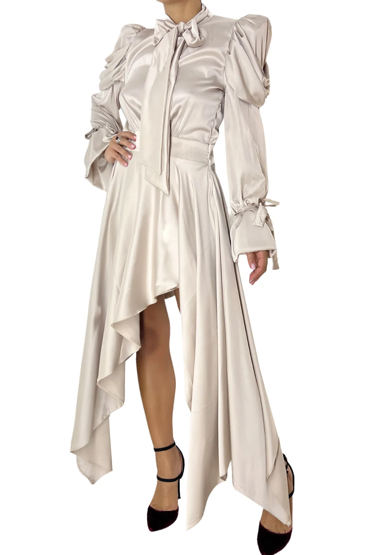 Abito donna in satin asimmetrico con gonna a balze maniche a sbuffo chiusura a nodo fiocco
