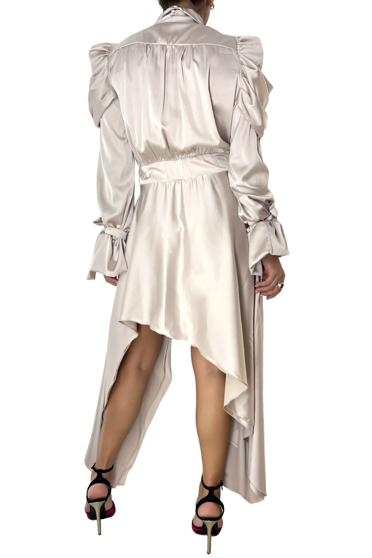 Abito donna in satin asimmetrico con gonna a balze maniche a sbuffo chiusura a nodo fiocco