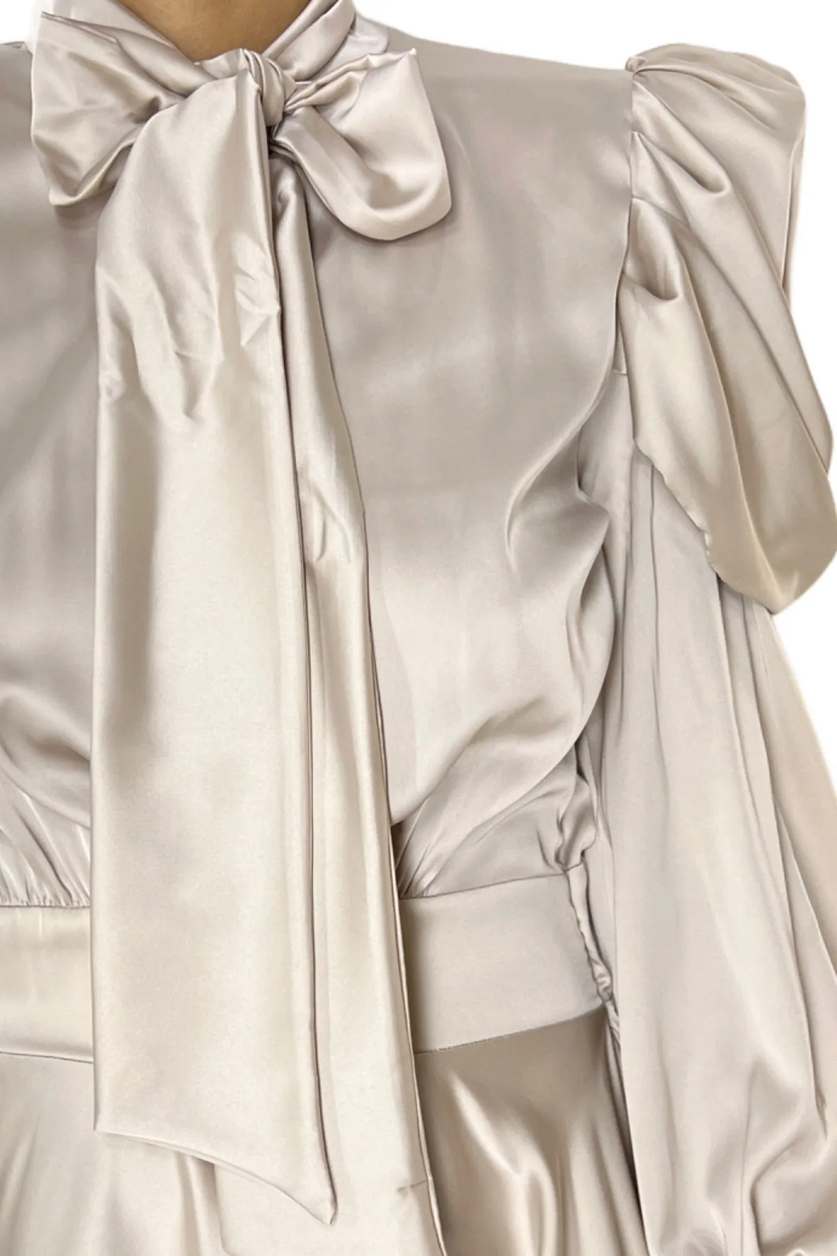 Abito donna in satin asimmetrico con gonna a balze maniche a sbuffo chiusura a nodo fiocco