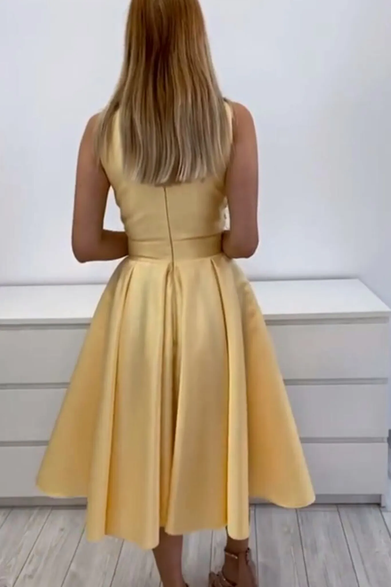 Abito svasato giallo Axa lunghezza midi con corpetto floreale e piume decorative