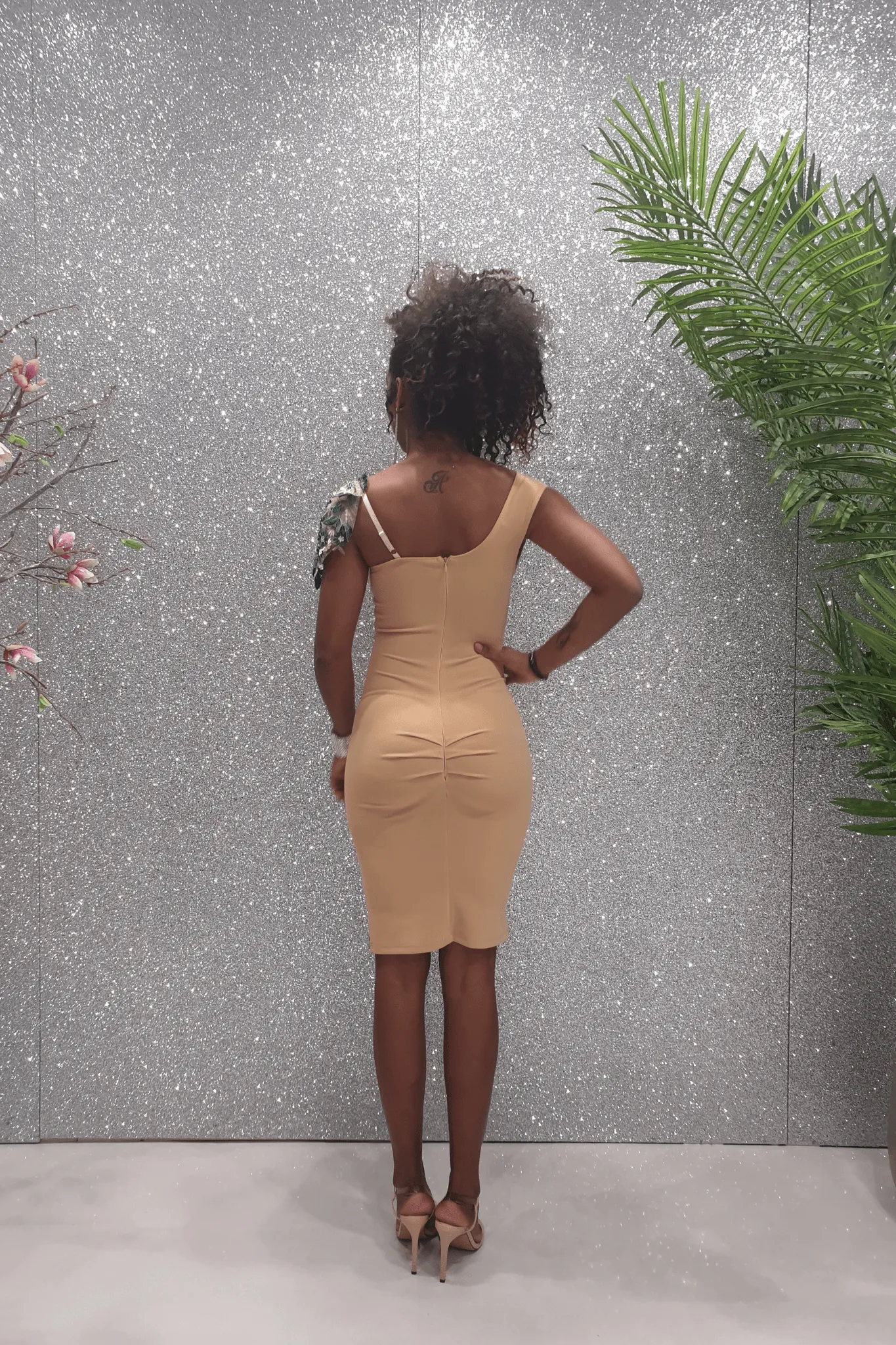 Abito tre quarti a tubino beige Chanttal con inserti in tulle floreale ricamato verde