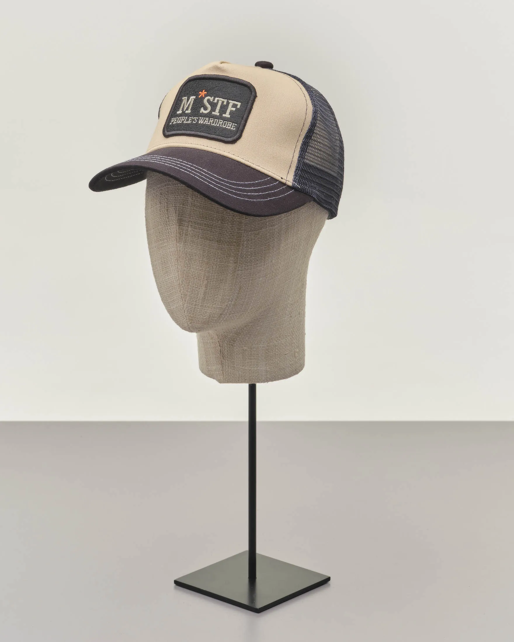 Berretto trucker beige con frontino nero e maxi patch porta logo