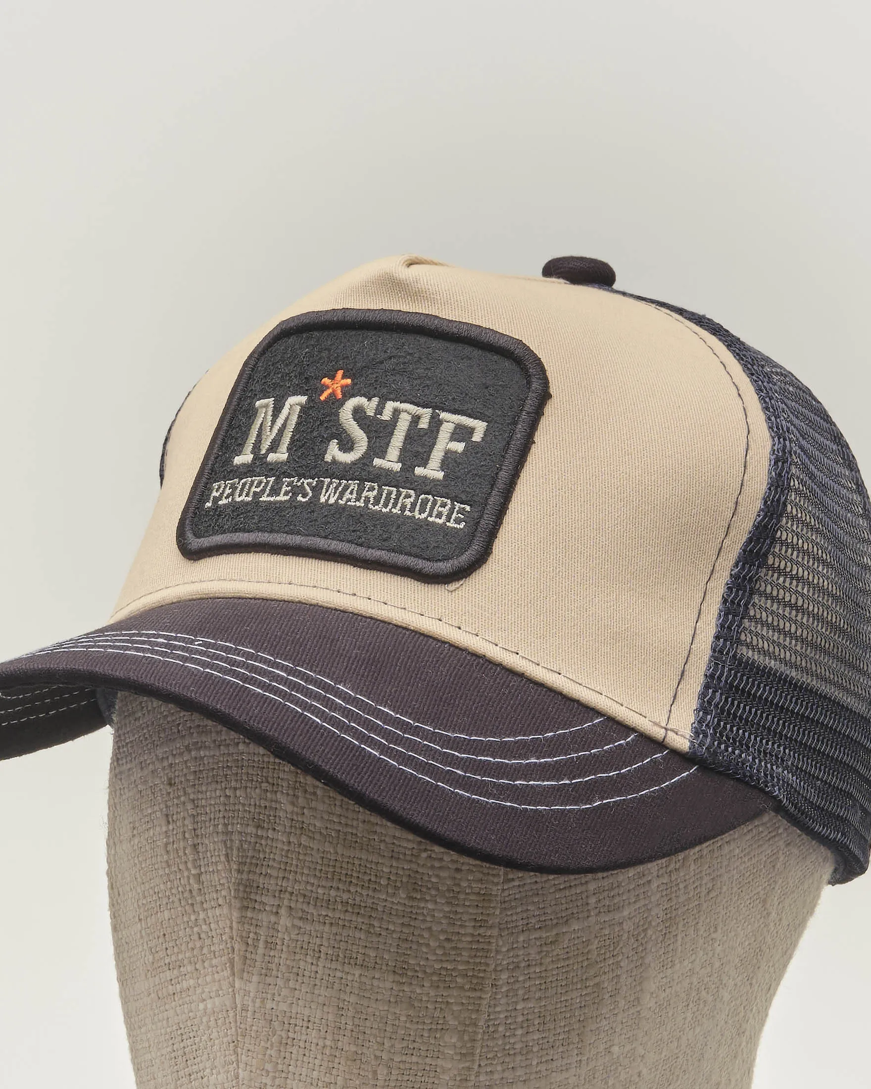 Berretto trucker beige con frontino nero e maxi patch porta logo