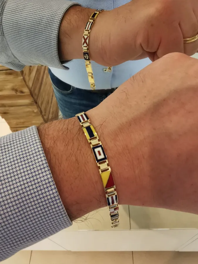Bracciale ARCADIA a lastra piena con bandiere nautiche in oro giallo o bianco 18kt