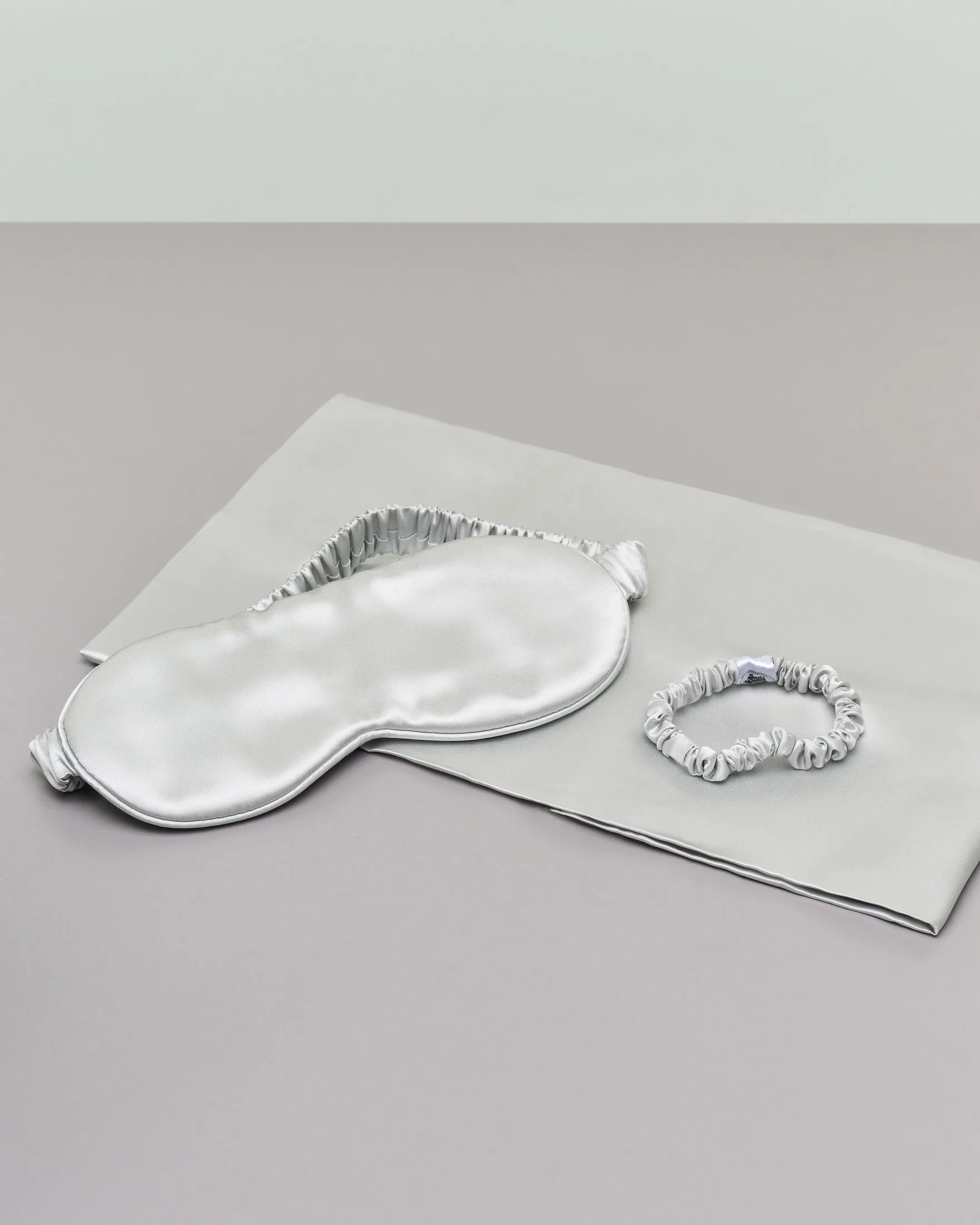 Cofanetto federa, mascherina e scrunchie color argento in pura seta di gelso