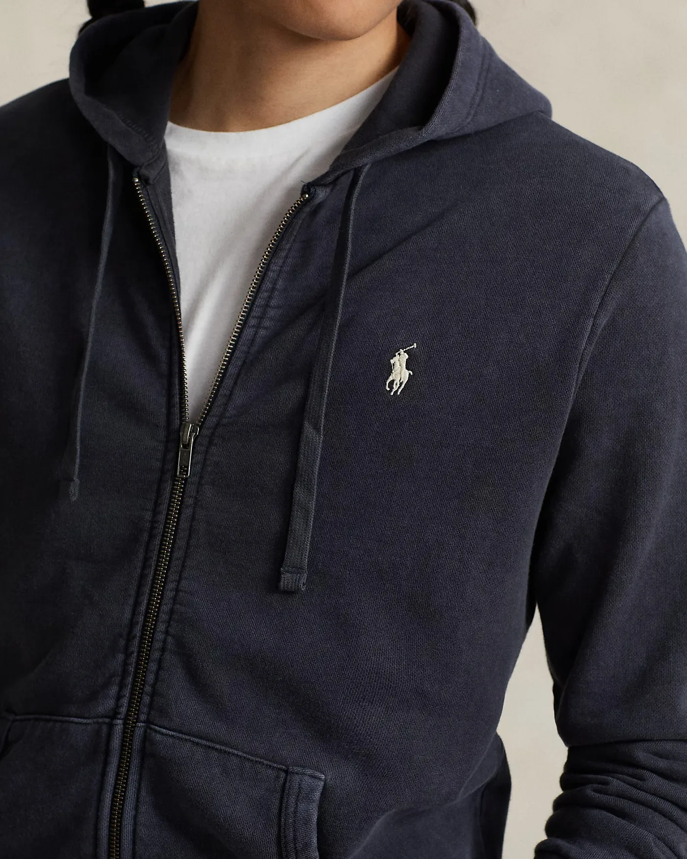 Felpa nera con cappuccio e chiusura zip