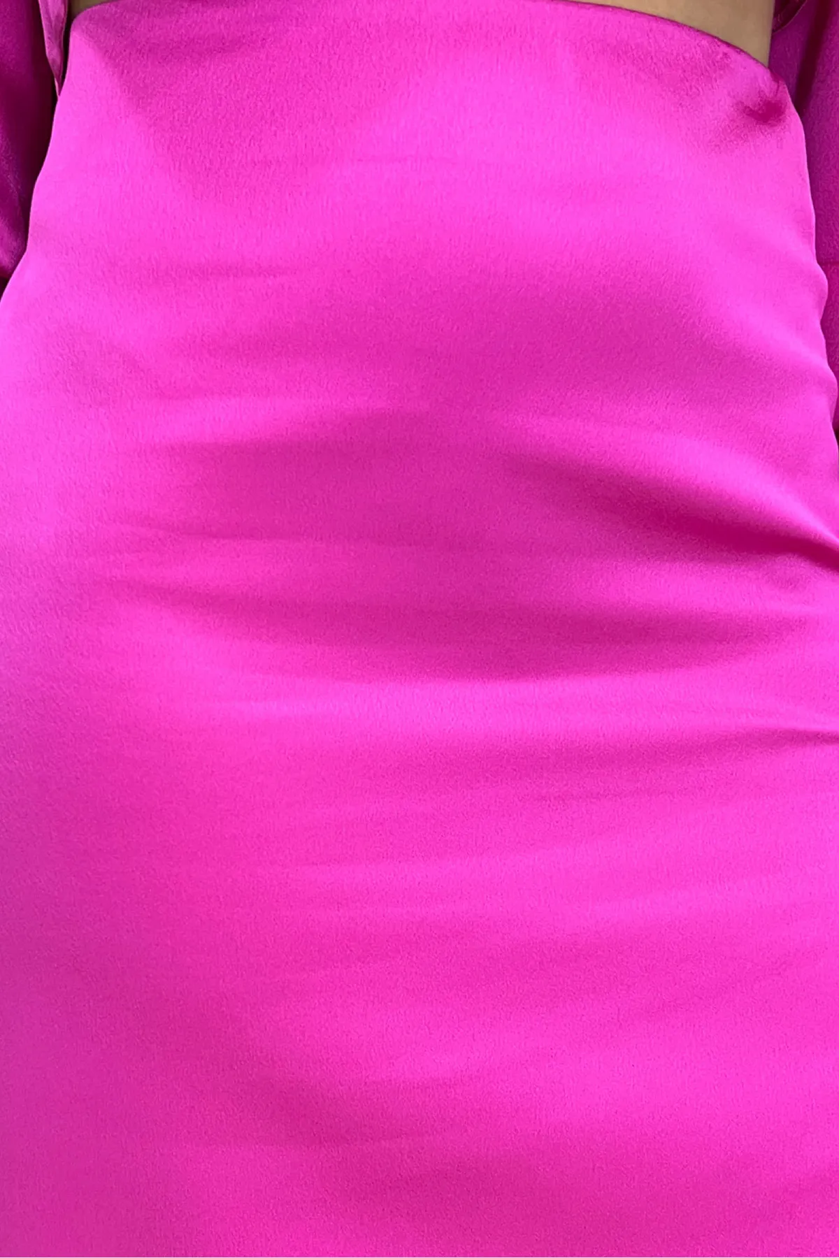 Gonna donna longuette asimmetrica in tessuto satin vita alta con zip a scomparsa laterale