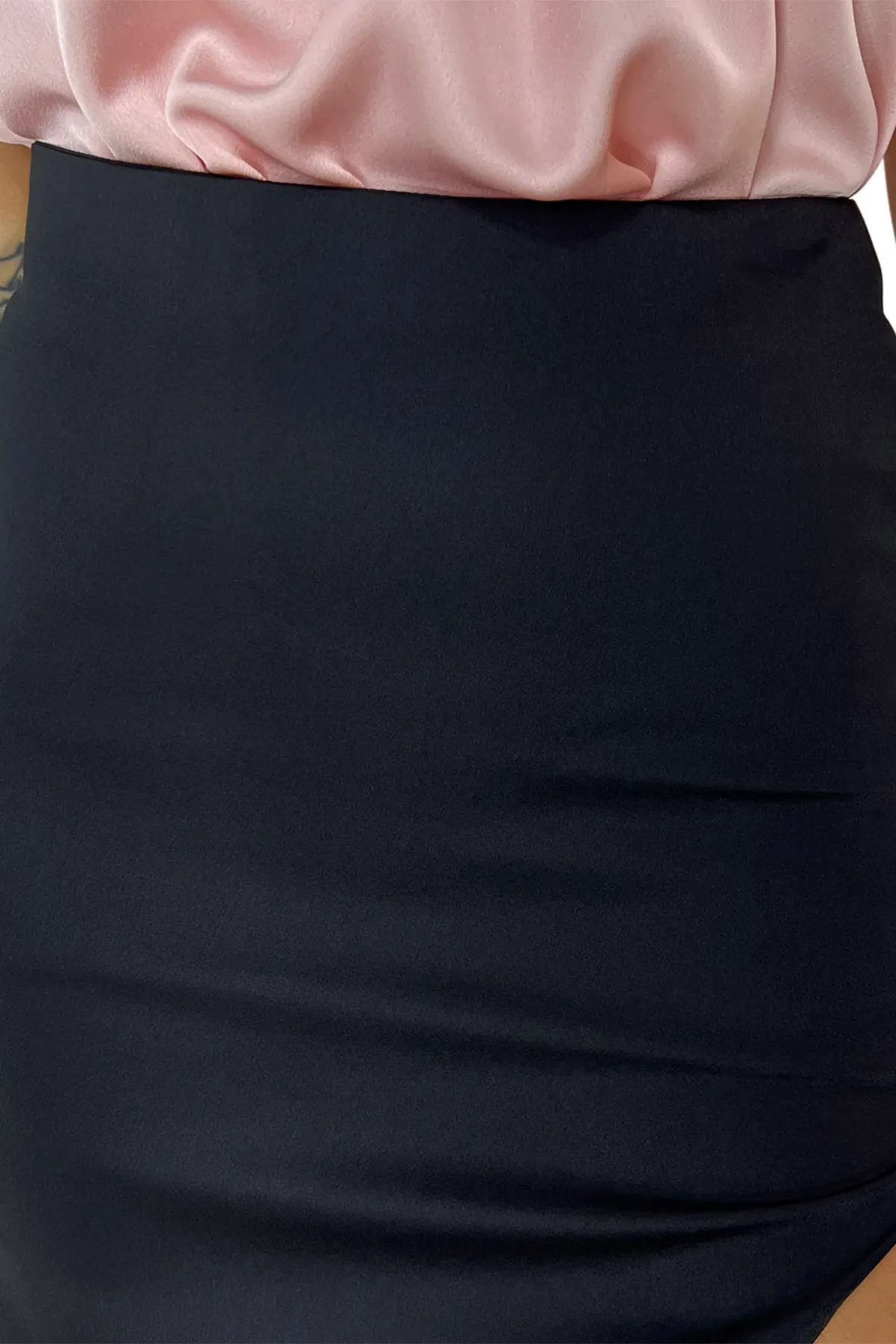 Gonna donna longuette asimmetrica in tessuto satin vita alta con zip a scomparsa laterale