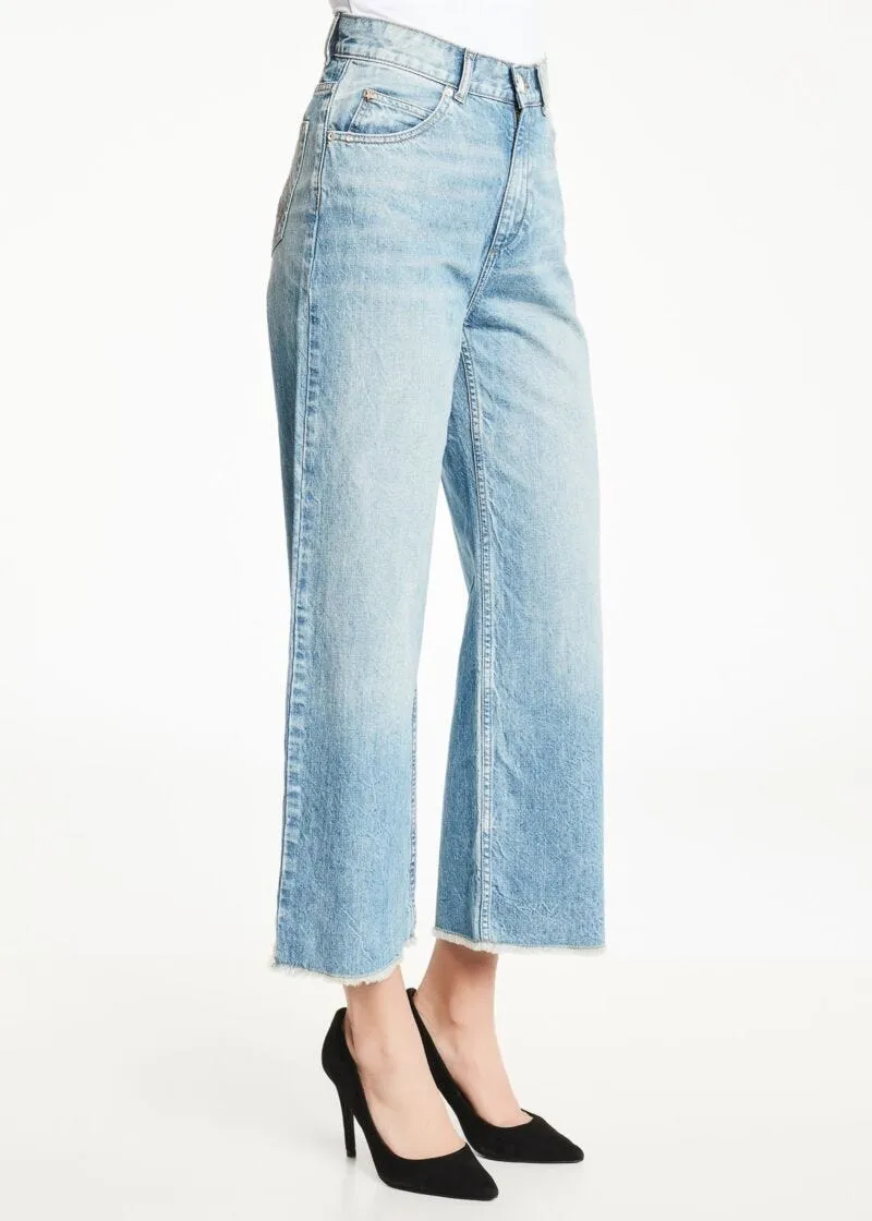 Jeans con orlo a taglio vivo