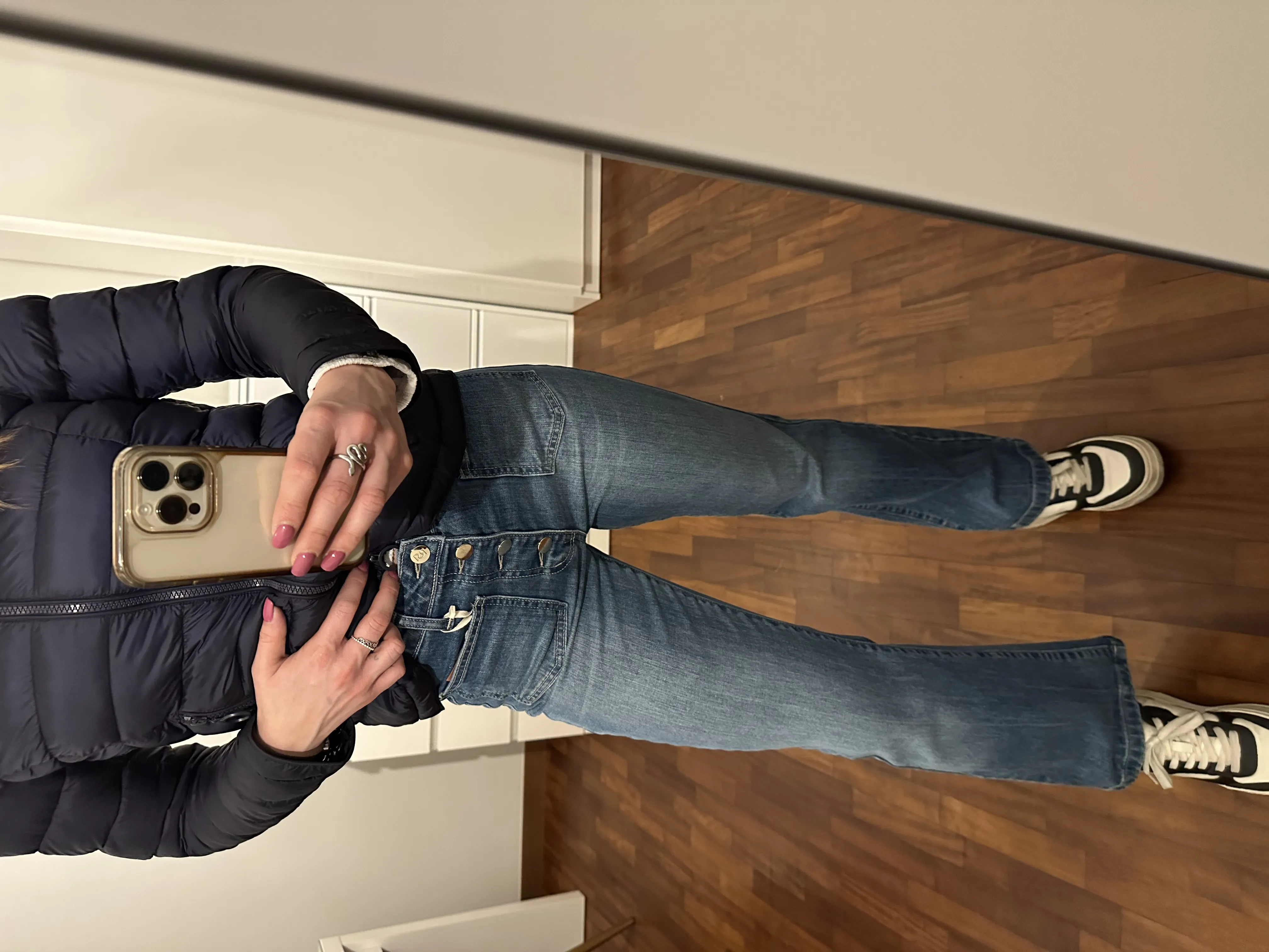 Jeans RINASCIMENTO modello dritto che finisce leggermente a zampa, con tasche frontali e chiusura a bottoni centrali Tinta Unita