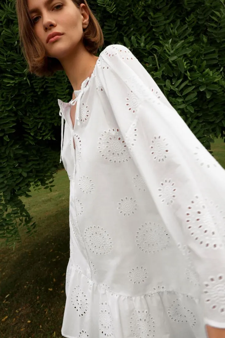Mini abito oversize traforato in puro cotone con cordino