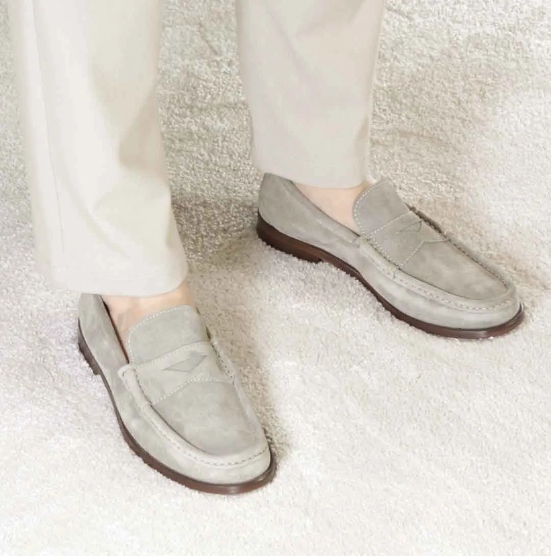 Mocassino da uomo in camoscio colore grigio fatto a mano
