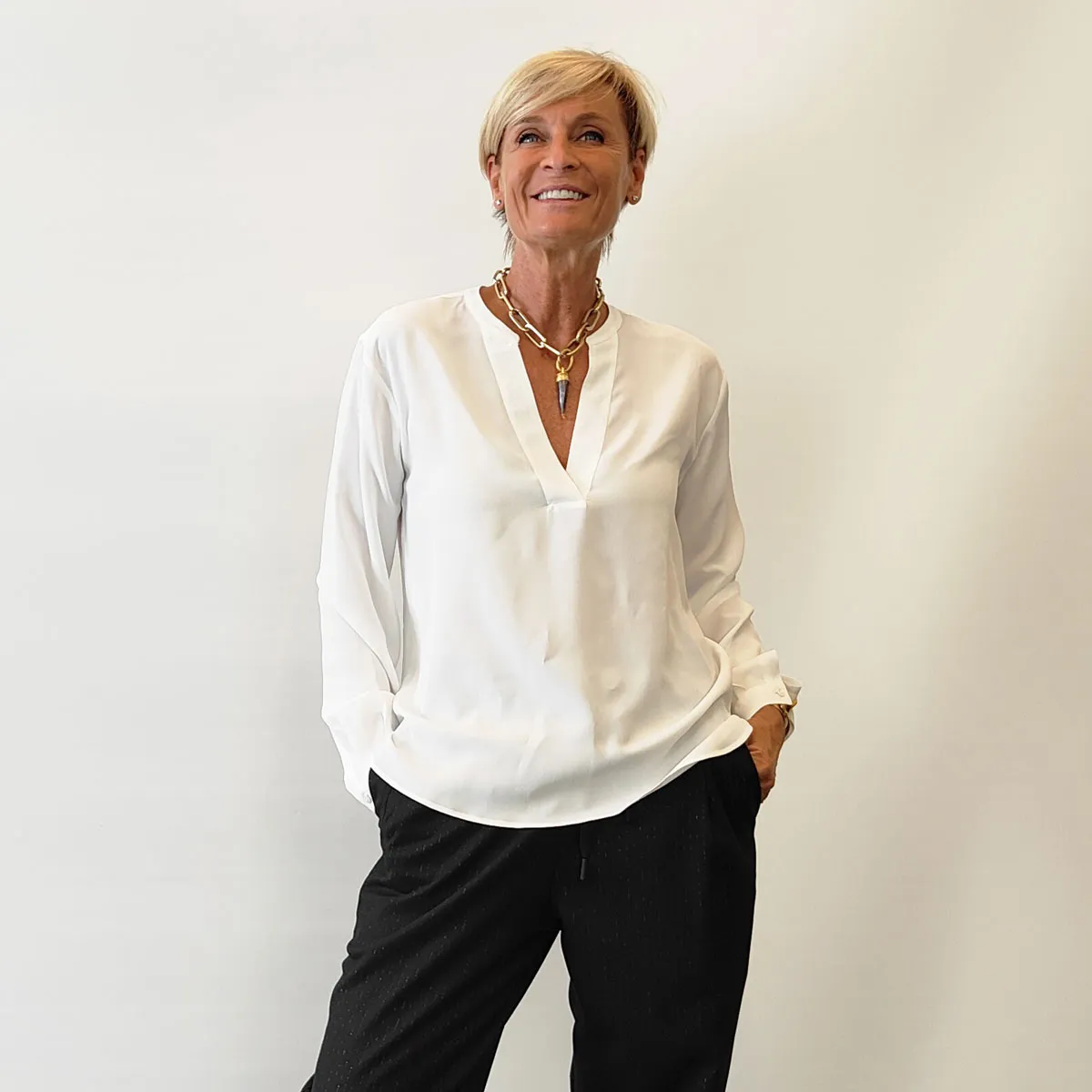 Must Have – Camicia Scollo V Bianca