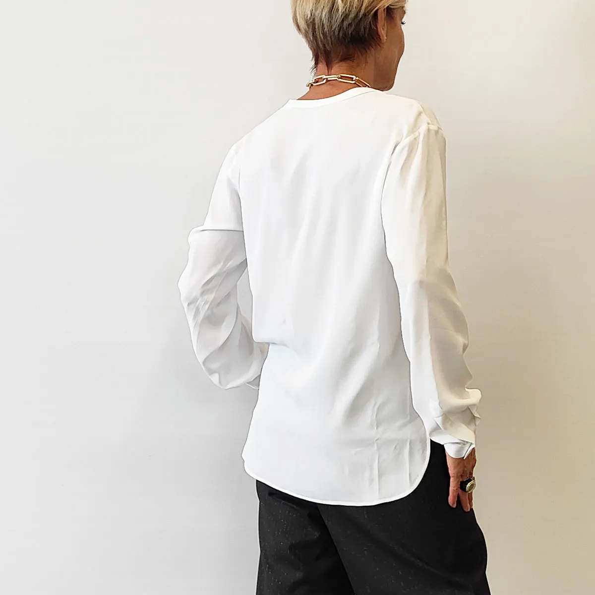 Must Have – Camicia Scollo V Bianca