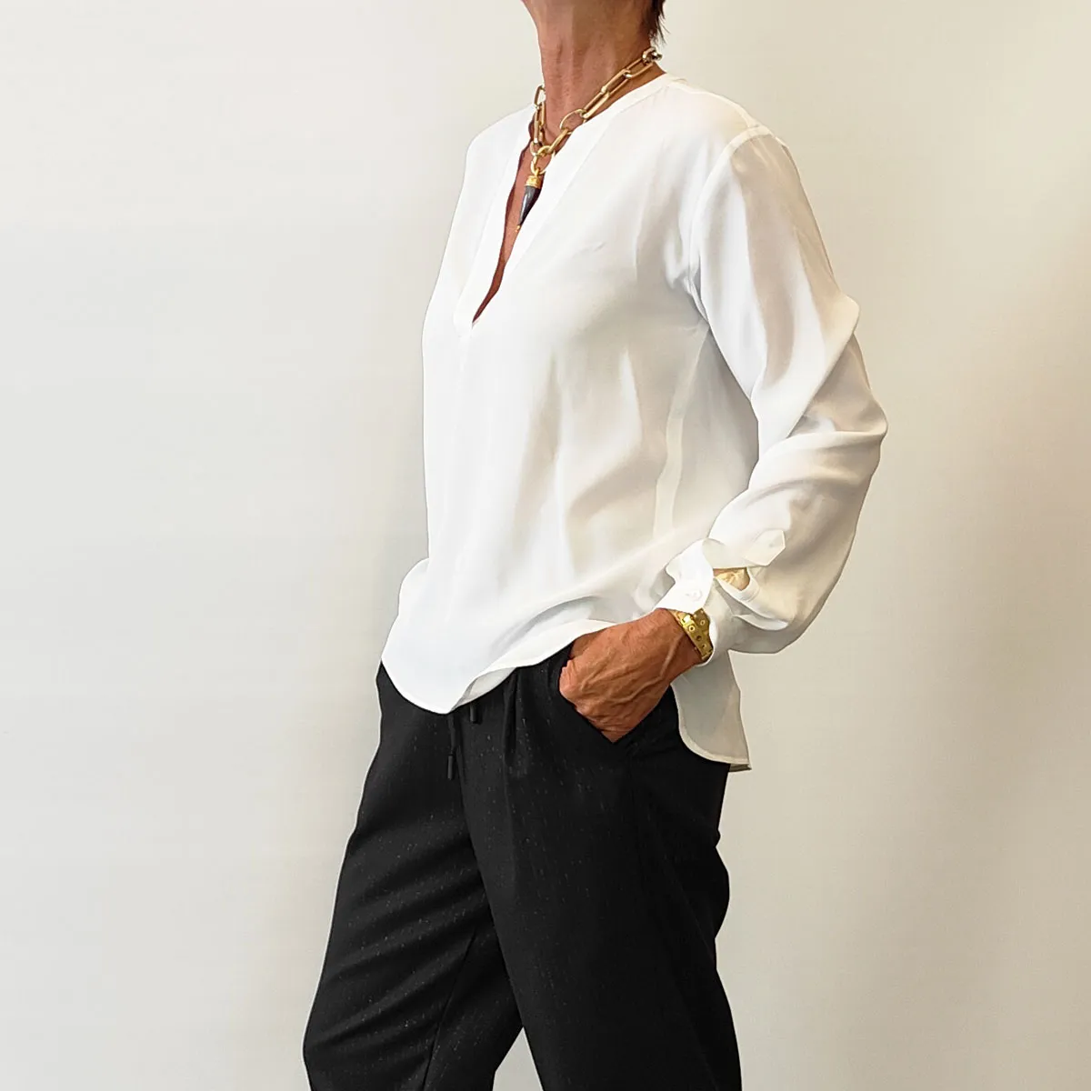 Must Have – Camicia Scollo V Bianca