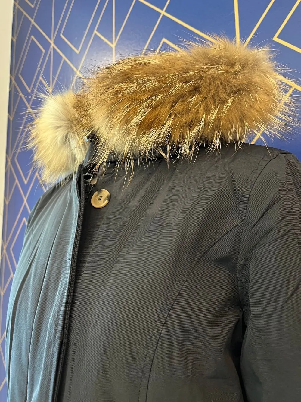 Piumino con pelo sul cappuccio