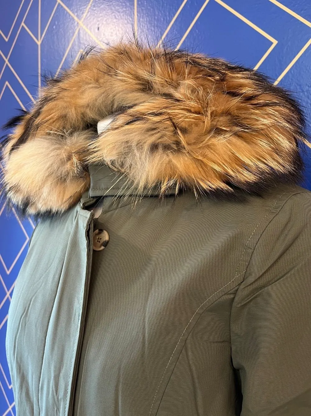 Piumino con pelo sul cappuccio