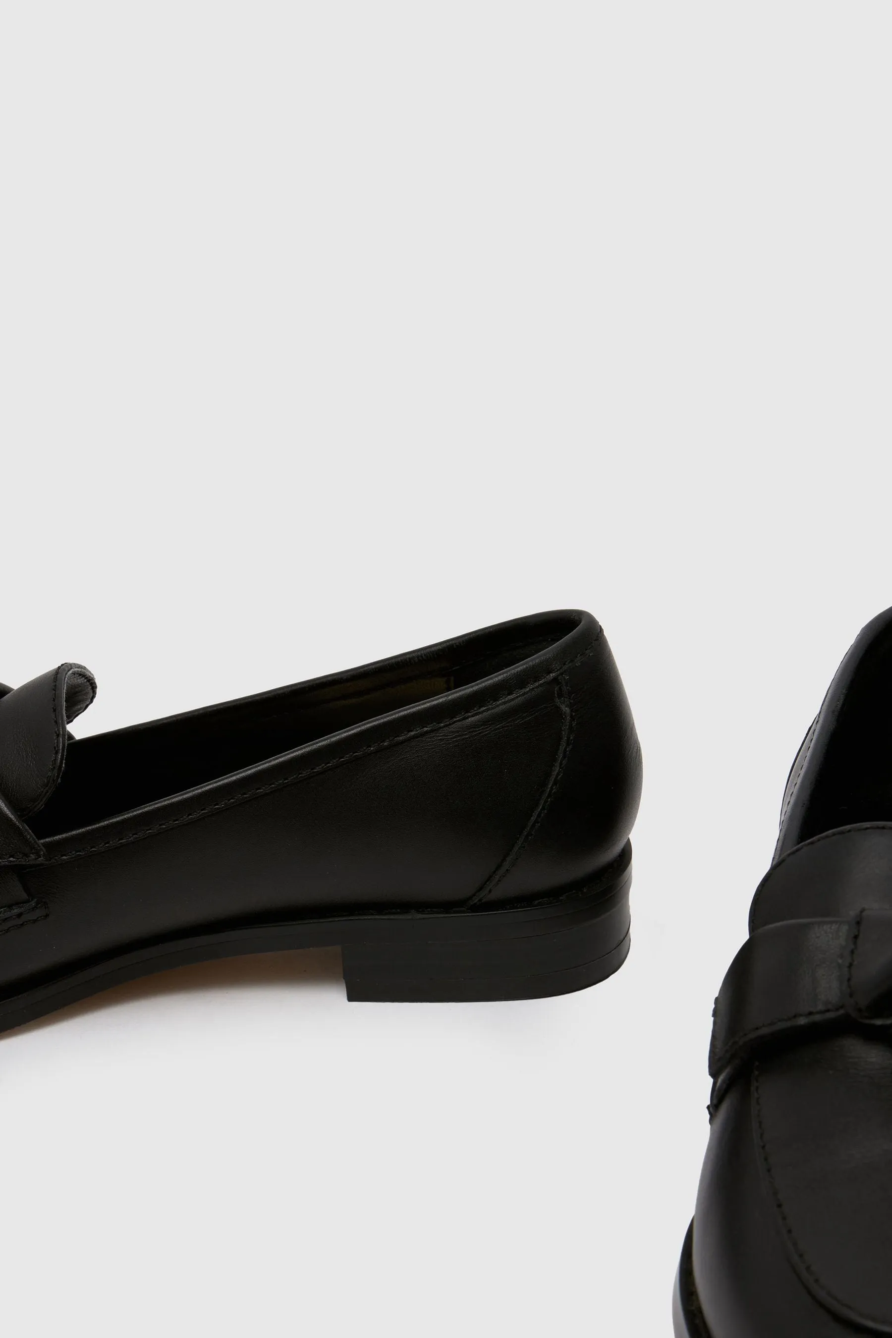 Schuh - Lula - Fiocco Nero in pelle - Mocassini