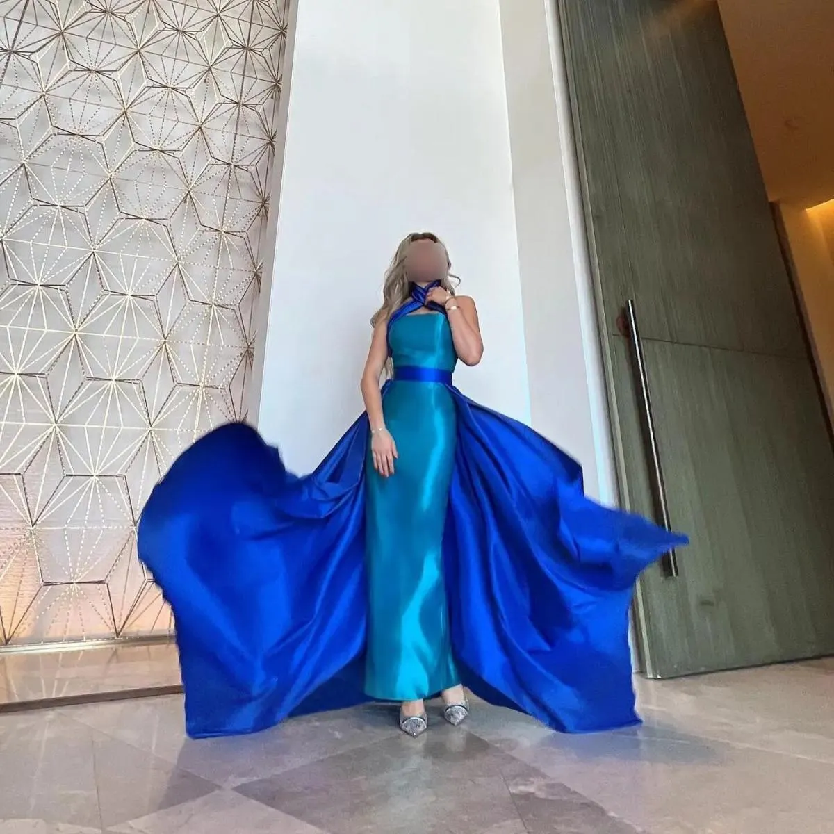 Sharon Said Abito da sera arabo royal blu turchese a contrasto con gonna oversize con scollo all'americana e gonna da donna