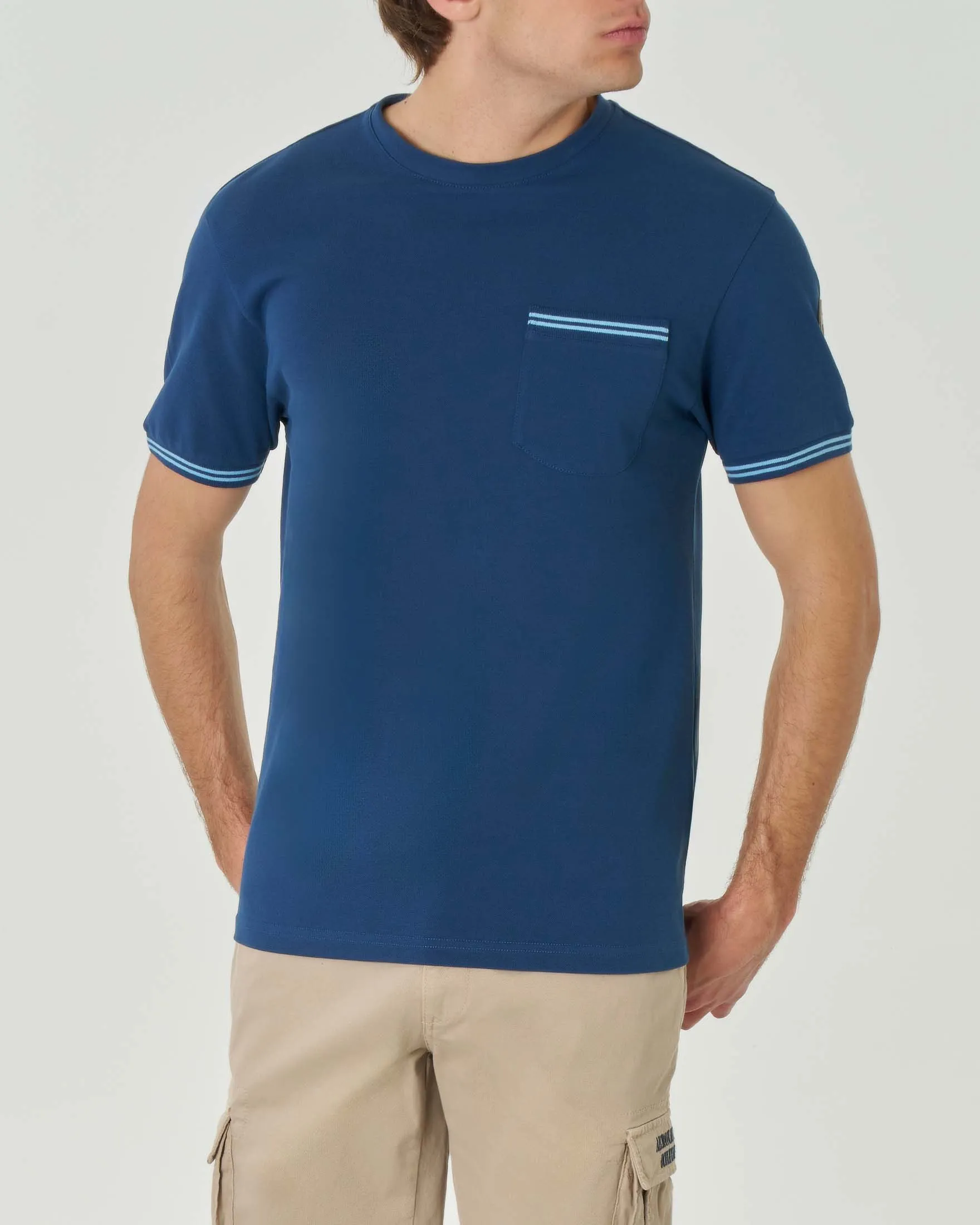 T-shirt blu indaco mezza manica in piquè di cotone con taschino sul petto e bordino a righe azzurre