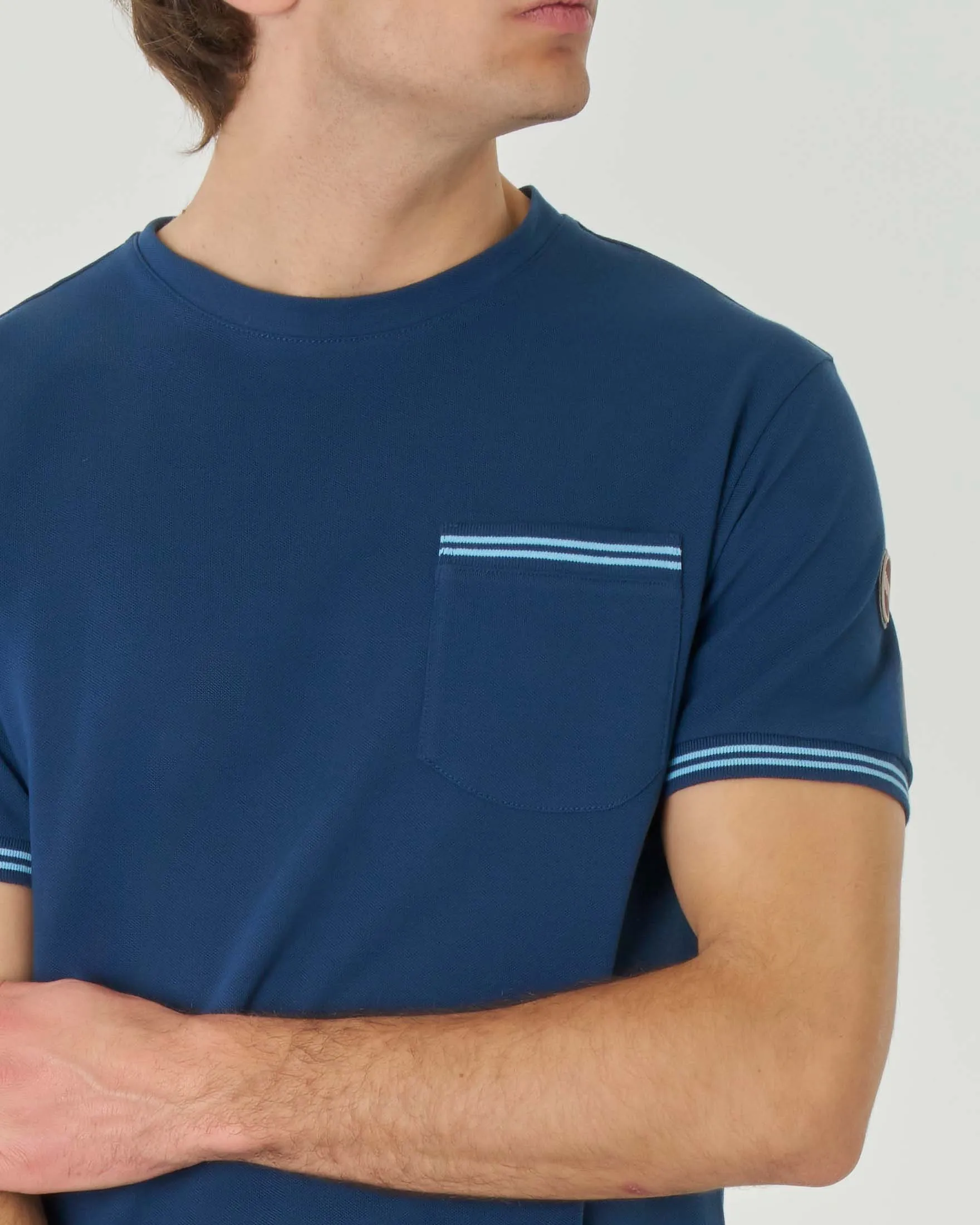T-shirt blu indaco mezza manica in piquè di cotone con taschino sul petto e bordino a righe azzurre