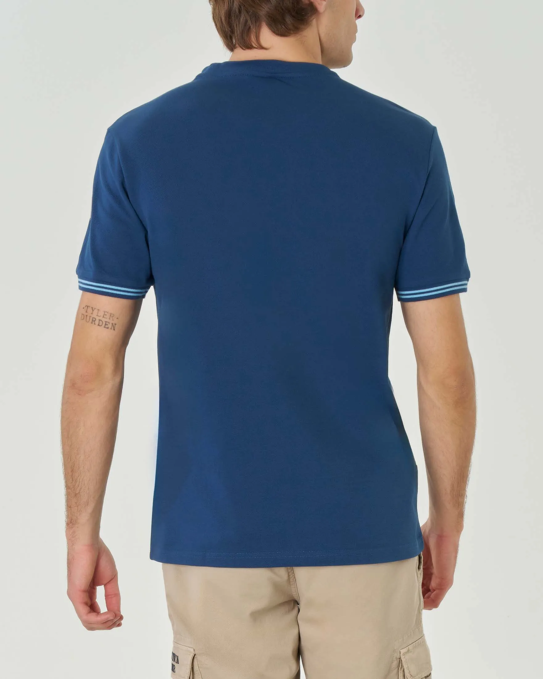 T-shirt blu indaco mezza manica in piquè di cotone con taschino sul petto e bordino a righe azzurre