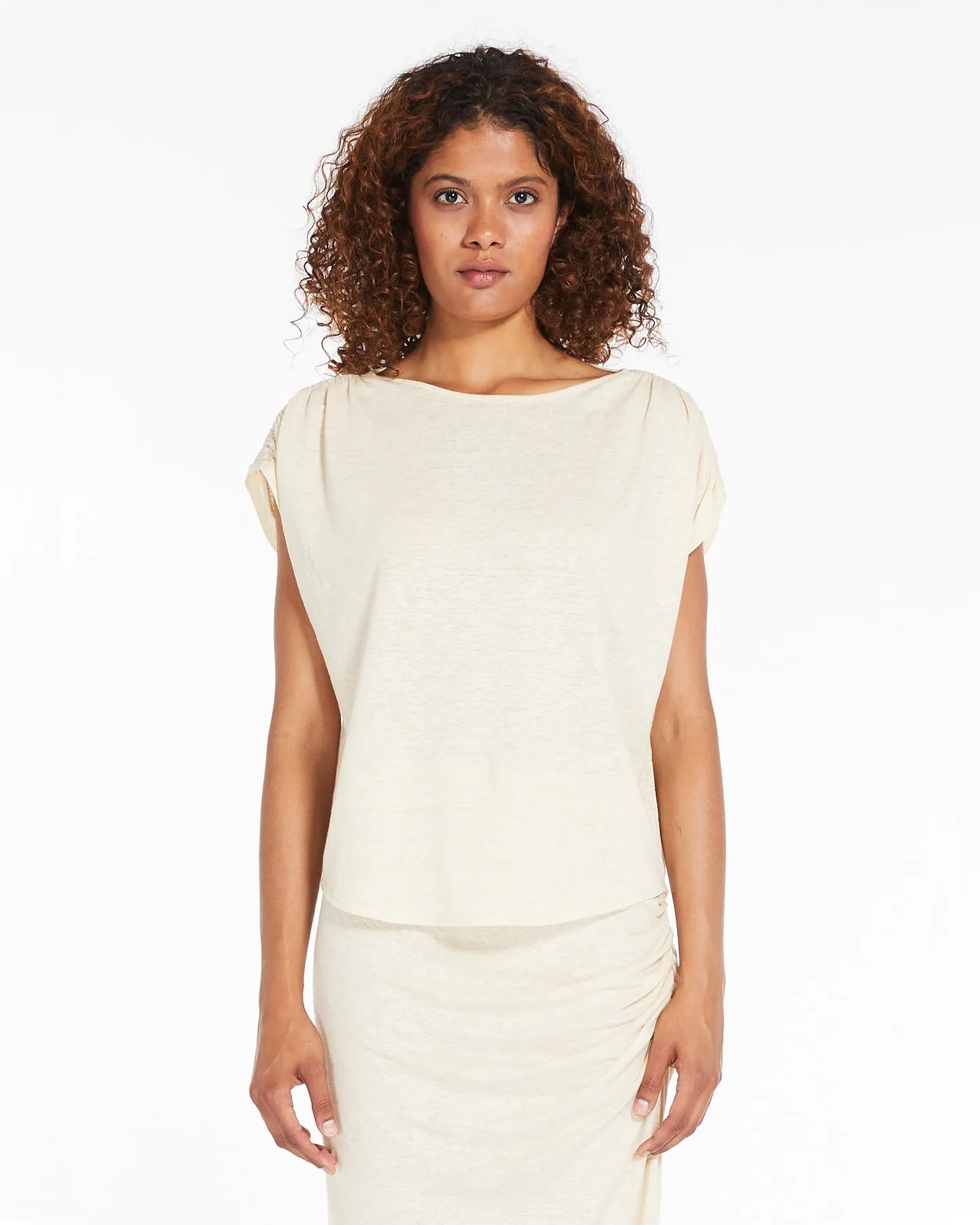 T-shirt in lino stretch color ecrù con maniche ad aletta con arricciatura sulle spalle