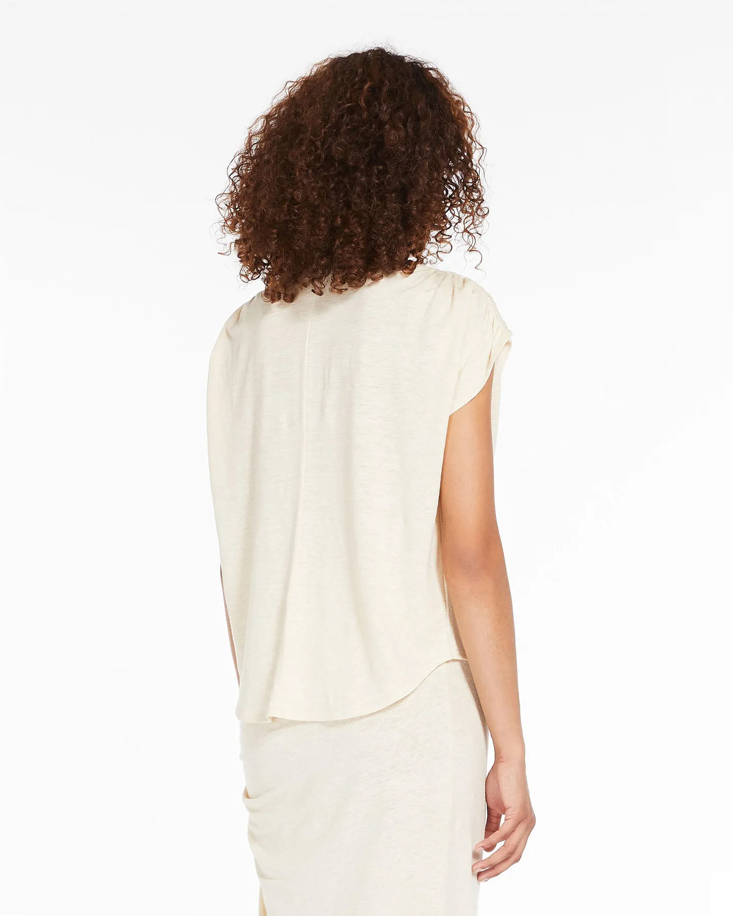 T-shirt in lino stretch color ecrù con maniche ad aletta con arricciatura sulle spalle