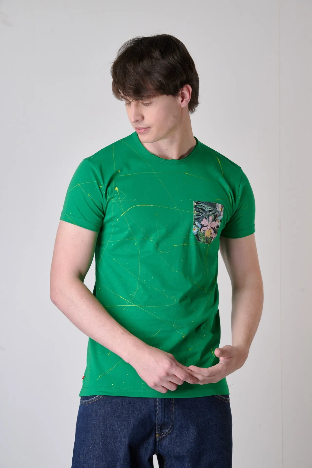 T-Shirt Verde con Taschino in tessuto V2 e schizzi di vernice