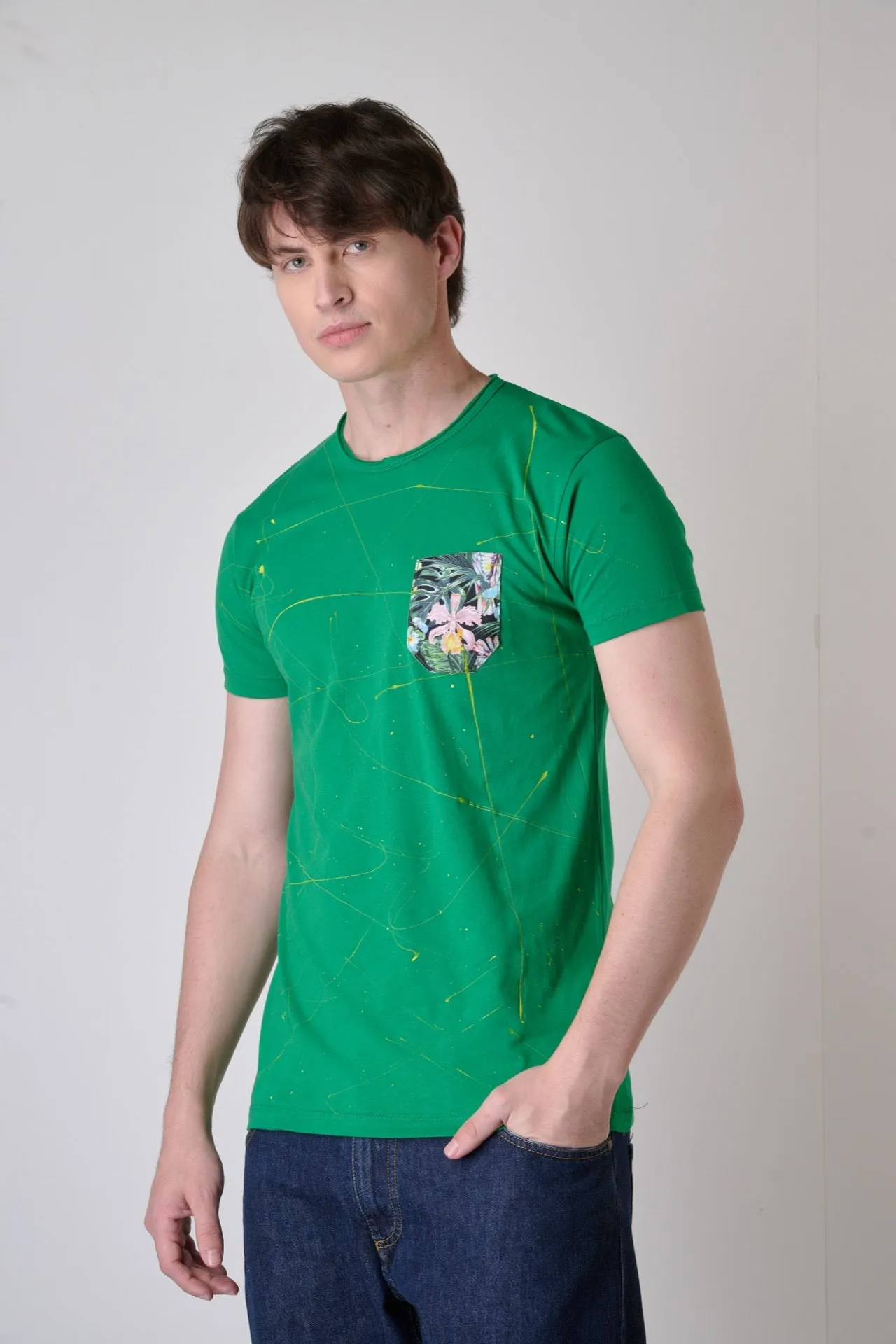 T-Shirt Verde con Taschino in tessuto V2 e schizzi di vernice