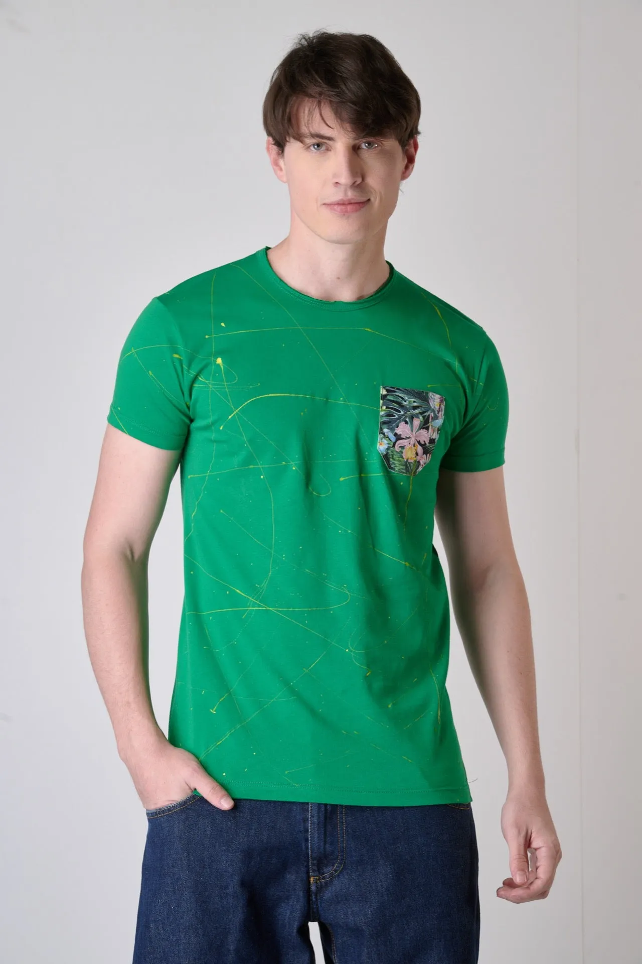 T-Shirt Verde con Taschino in tessuto V2 e schizzi di vernice