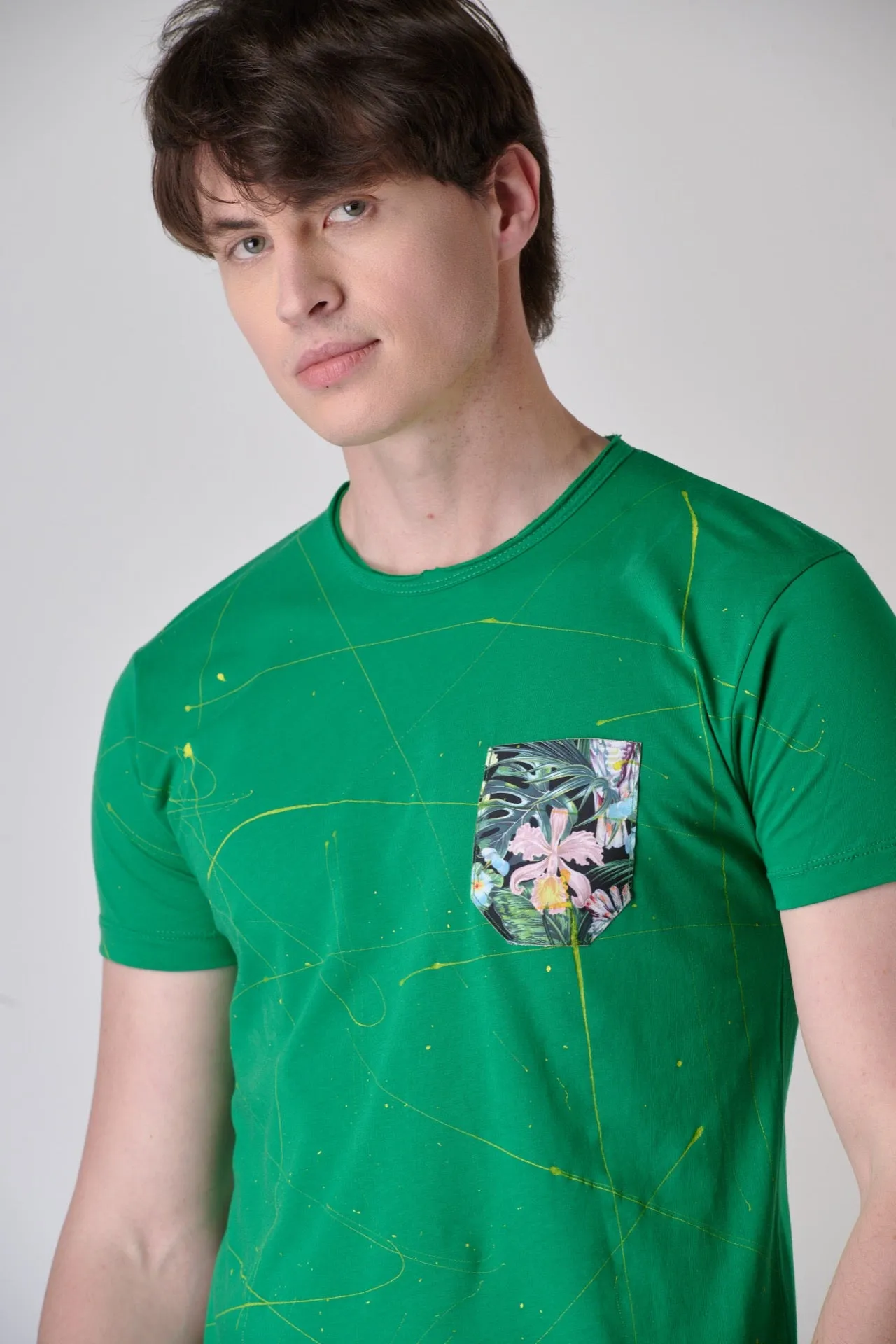 T-Shirt Verde con Taschino in tessuto V2 e schizzi di vernice